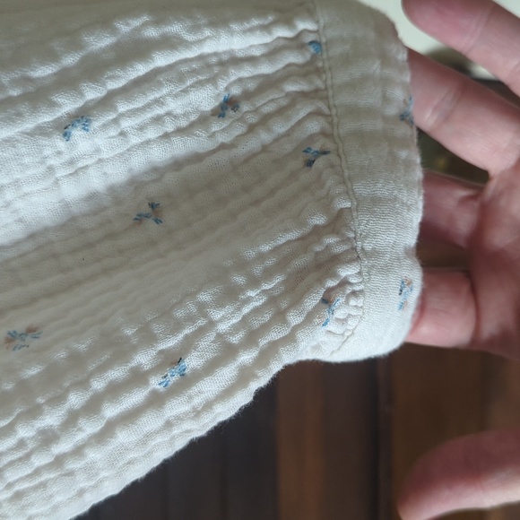 a.n.a 100% cotton off white with blue flowers. XL top. - Picture 3 of 9